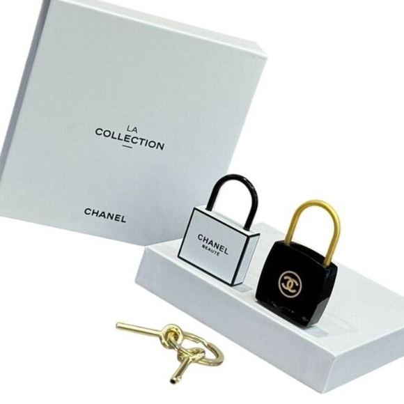 🔐🆕Chanel Lock And Key Set 1 Black & Gold & 1 White & Gold 2 Keys BNIB🔐 - Picture 3 of 6